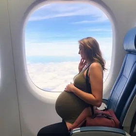 Regras para gestante viajando de avião: direitos, limites e cuidados
