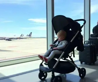 Pode levar carrinho de bebê no avião: regras para bagagem e embarque