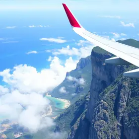 Onde encontrar passagem aérea barata: guia prático para economizar na viagem