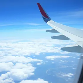 Passagem aérea de última hora vale a pena? Veja quando compensa
