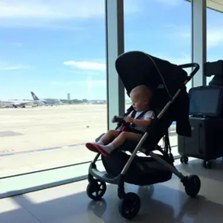 Regras para levar carrinho de bebê no voo: direitos, limites e cuidados