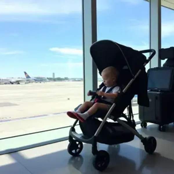 Regras para levar carrinho de bebê no voo: direitos, limites e cuidados