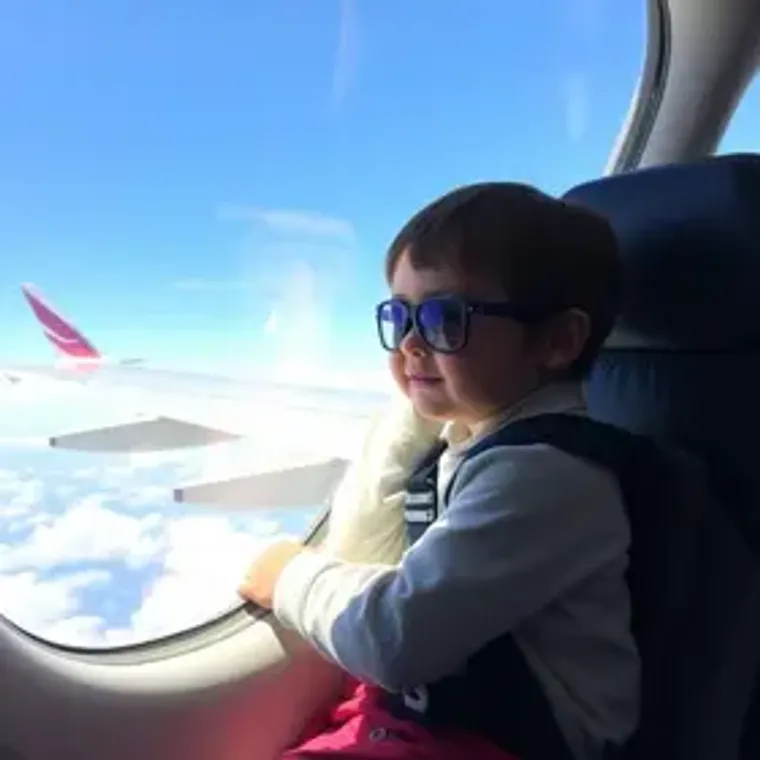 Criança viajando de avião direitos: guia prático com direitos e procedimentos