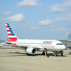 Comparativo de tarifas American Airlines e United Airlines: comparação prática para passageiros