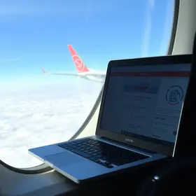 Pode levar notebook no avião: regras para bagagem e embarque