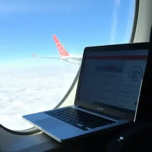 Pode levar notebook no avião: regras para bagagem e embarque